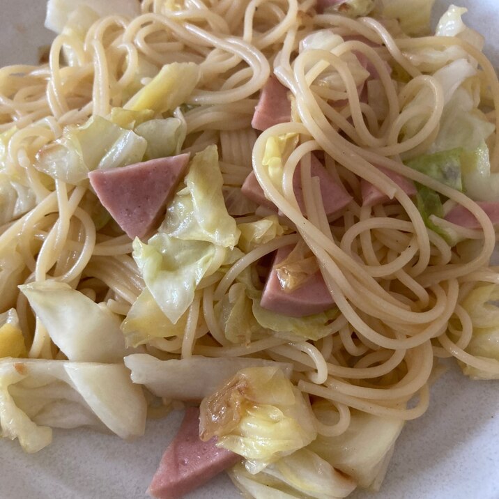 キャベツとボロニアソーセージのパスタ